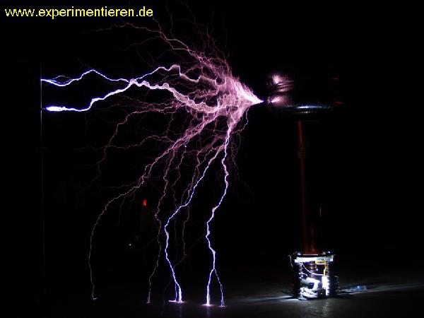  Bildname: a_Tesla05.jpg 
 Breite: 914 Pixel 
 Höhe: 685 Pixel 
 Grösse: 170 kB 