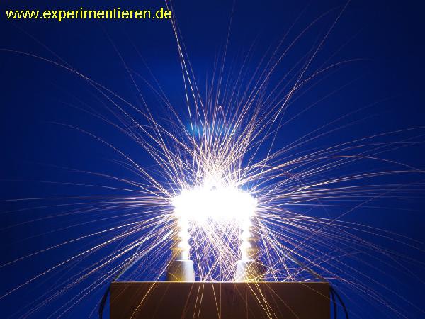  Bildname: f_Drahtexplosion3.jpg 
 Breite: 816 Pixel 
 Höhe: 612 Pixel 
 Grösse: 280 kB 